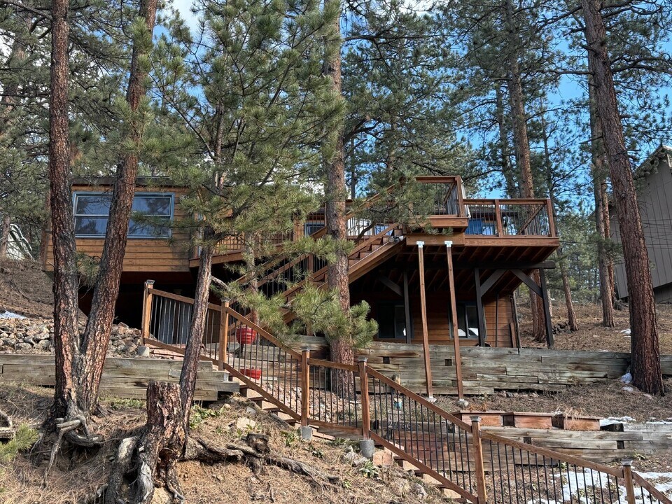 27556 Mountain Park Rd in Evergreen, CO - Foto de edificio