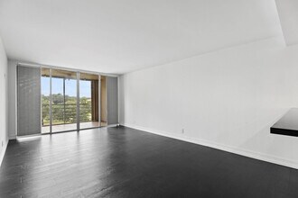 9470 Poinciana Pl in Davie, FL - Foto de edificio - Building Photo