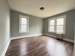 351 Leslie St, Unit 1 in Newark, NJ - Building Photo - Building Photo