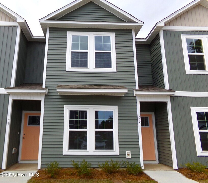 201 Loren Rd in Hubert, NC - Building Photo