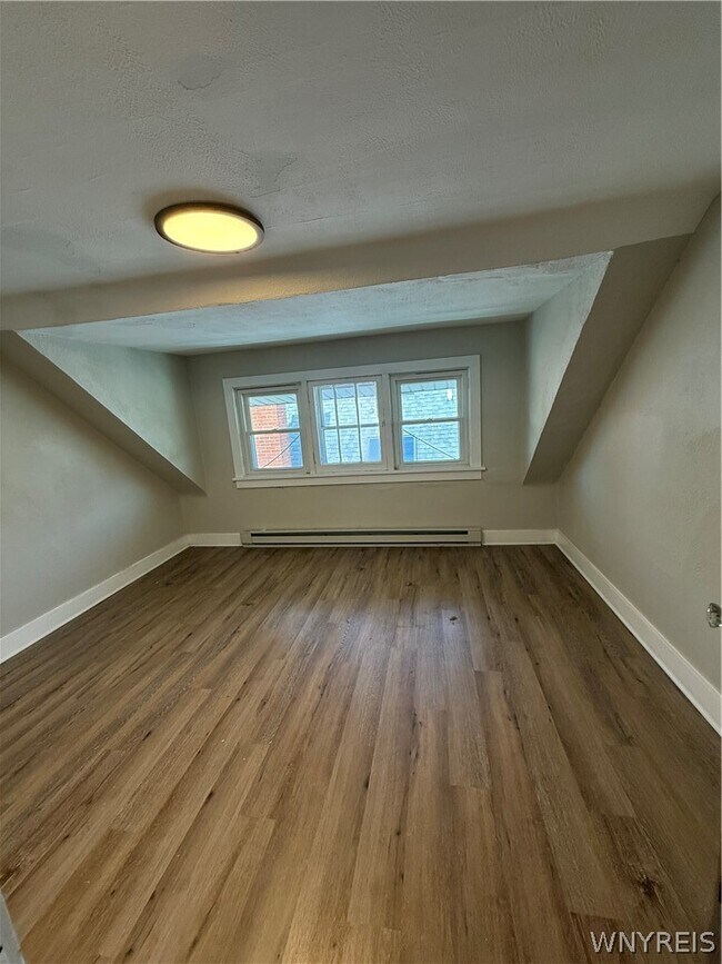 579 Crescent Ave in Buffalo, NY - Building Photo - Building Photo