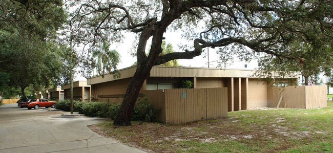 5013-5019 S Macdill Ave in Tampa, FL - Foto de edificio - Building Photo