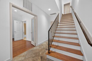 5018 Lillian St in Houston, TX - Building Photo