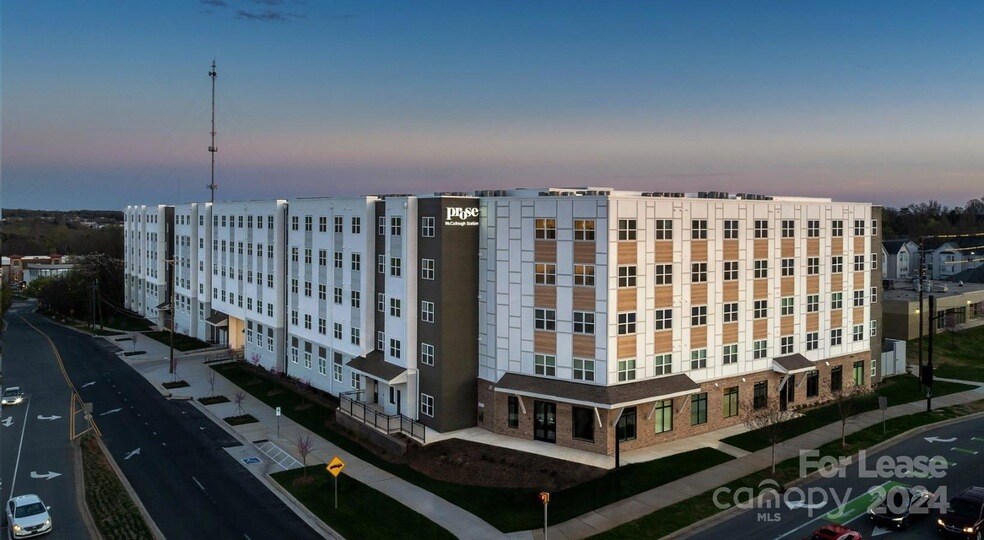 8424 N Tryon St, Unit B3 in Charlotte, NC - Building Photo