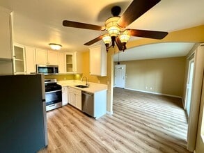 155 Avenida Descanso in Oceanside, CA - Foto de edificio - Building Photo