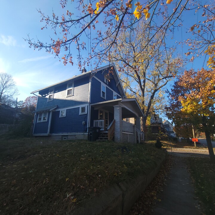 70 Aqueduct St in Akron, OH - Foto de edificio