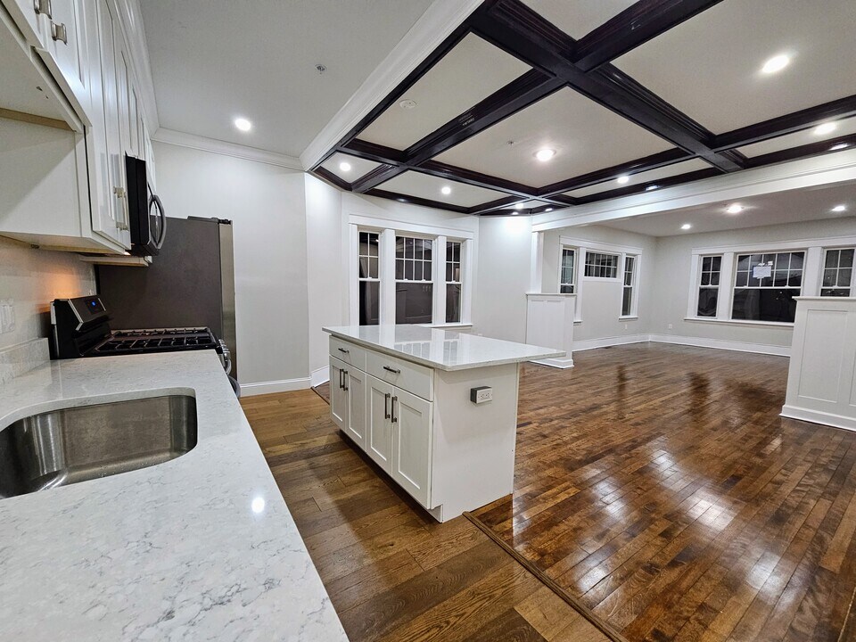 12 Woodford St in Worcester, MA - Building Photo