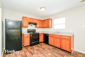 8048 States Bend Dr in Indianapolis, IN - Building Photo - Building Photo