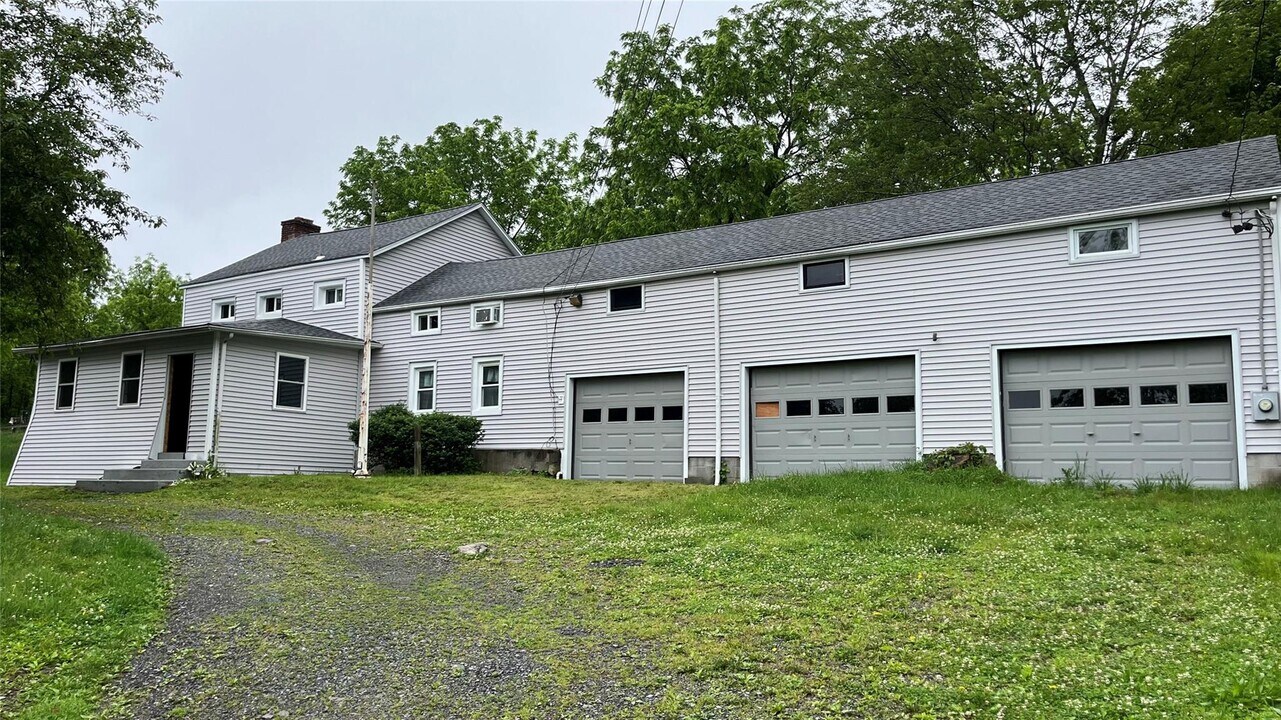 131 S Putt Corners Rd in New Paltz, NY - Building Photo