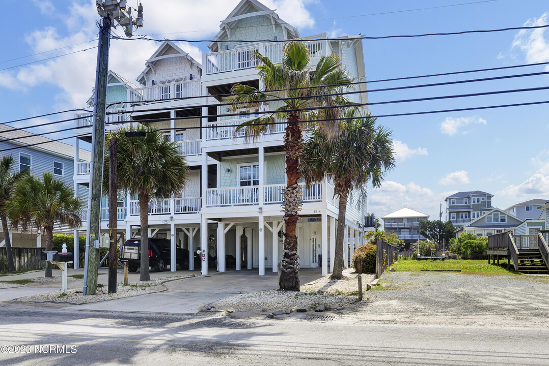 1214 Canal Dr in Carolina Beach, NC - Foto de edificio