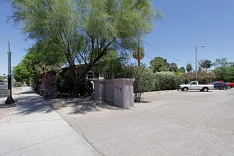 Hinchcliffe Court in Tucson, AZ - Foto de edificio - Building Photo