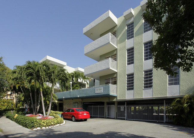 Alameda Garden Apartments in North Miami, FL - Building Photo - Building Photo