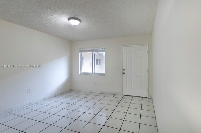 11501 NW 2nd St in Miami, FL - Foto de edificio - Building Photo