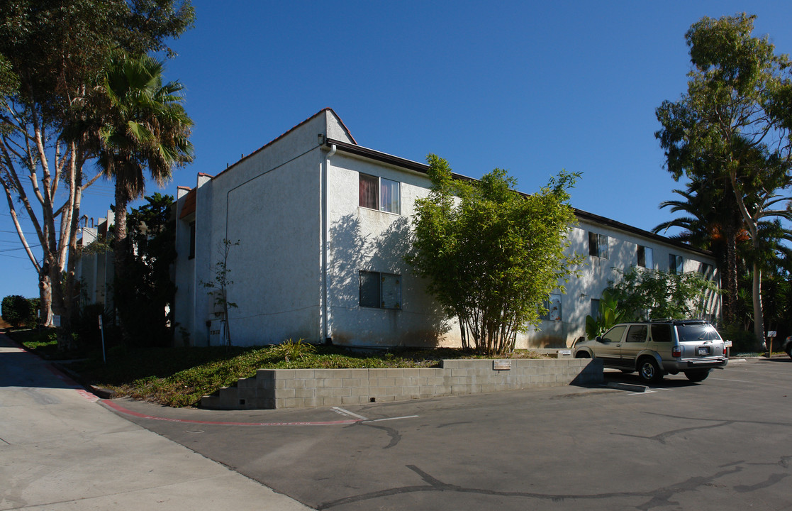 Casa Madrid in Spring Valley, CA - Foto de edificio