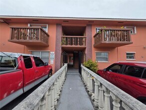 45 E 11th St in Hialeah, FL - Foto de edificio - Building Photo