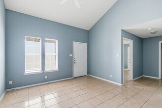 7627 Windsor Oaks in San Antonio, TX - Building Photo - Building Photo