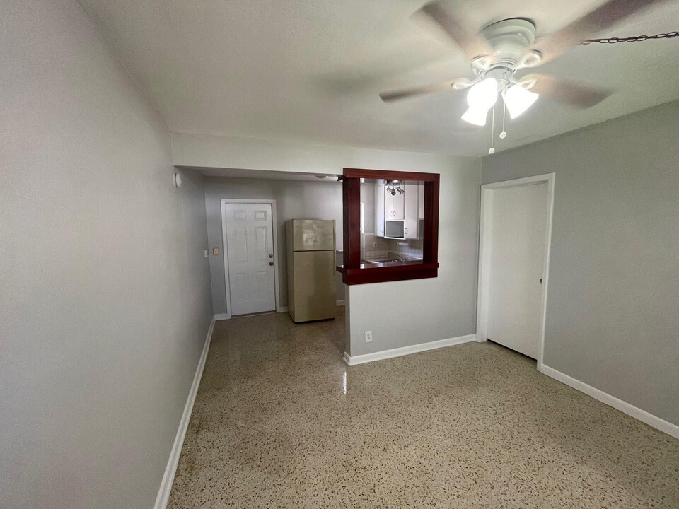 711 Gotham Ct-Unit -B in West Palm Beach, FL - Building Photo