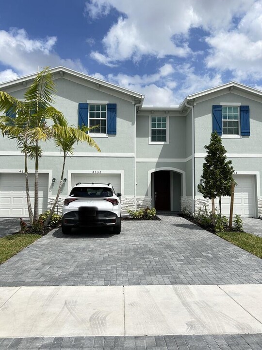 4332 Pond Lily Ln in Greenacres, FL - Building Photo