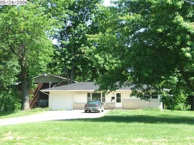 2100 E Grand Blvd in Taylorville, IL - Foto de edificio - Building Photo