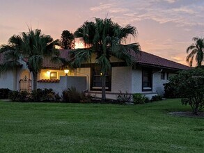 5581 Golf Pointe Dr in Sarasota, FL - Building Photo - Building Photo