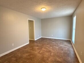 1962 N Royal St in Jackson, TN - Building Photo - Building Photo