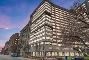 3410 N Lake Shore Dr, Unit 5G in Chicago, IL - Building Photo