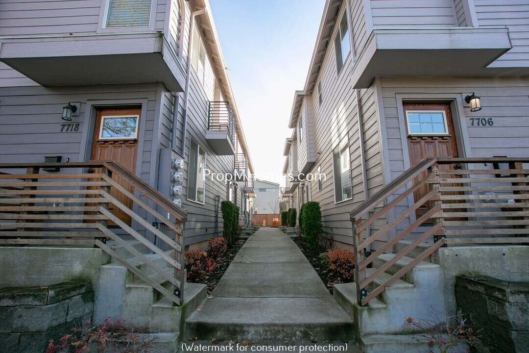 7722 SE Washington St in Portland, OR - Building Photo