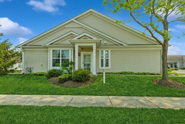 13585 Yellow Pine Dr in Huntley, IL - Building Photo - Building Photo