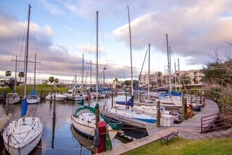 1306 Marina Bay Dr in Kemah, TX - Foto de edificio - Building Photo