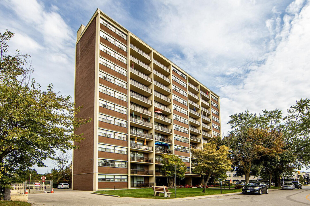 Centennial Towers in Oakville, ON - Building Photo