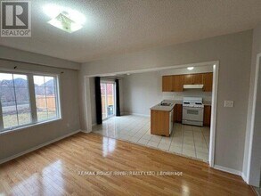 32 Puttingedge Dr in Whitby, ON - Building Photo - Building Photo