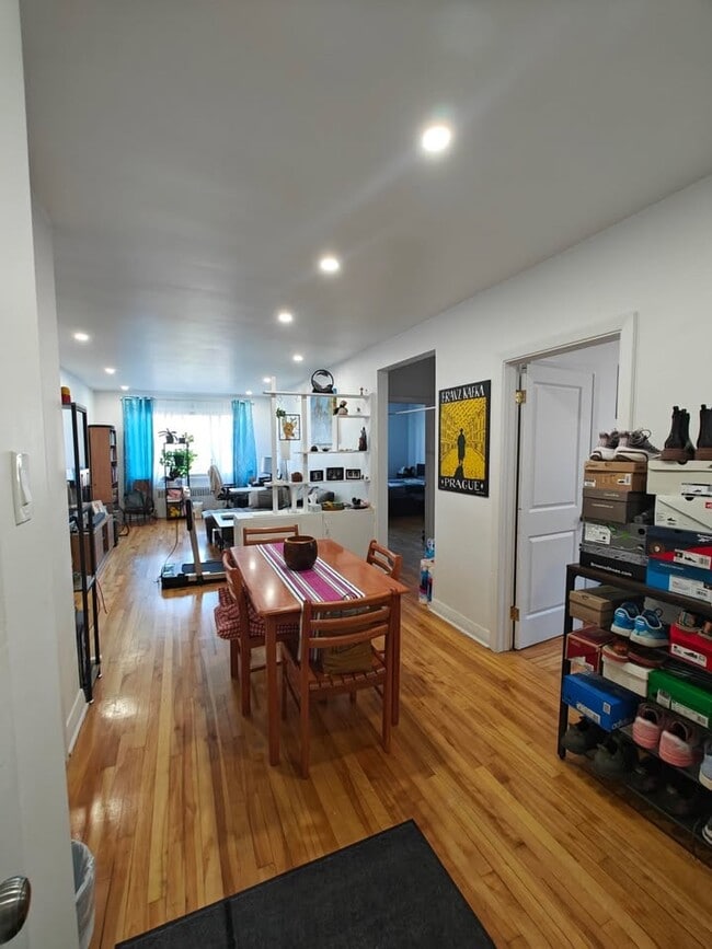 4860 Av. Plamondon