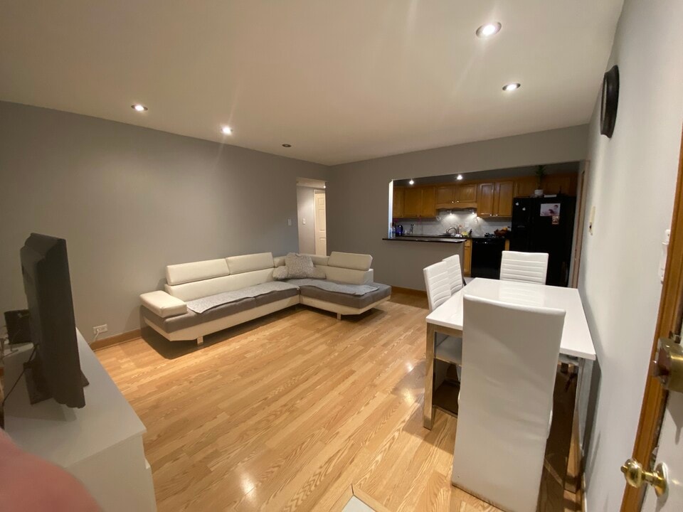 9434 Bay Colony Dr, Unit 1W in Des Plaines, IL - Foto de edificio