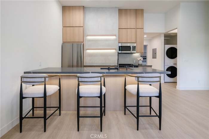 18852 Collins St in Los Angeles, CA - Building Photo