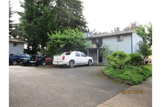 Maple Meadows Apartments in Portland, OR - Building Photo - Building Photo