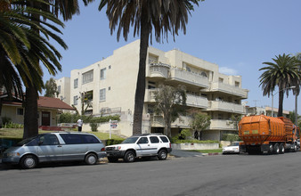 4943 Rosewood Ave in Los Angeles, CA - Foto de edificio - Building Photo