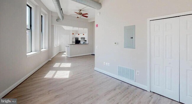 330 N Charles St in Baltimore, MD - Building Photo - Building Photo