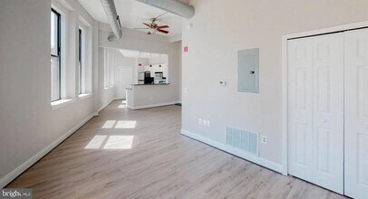 330 N Charles St in Baltimore, MD - Building Photo - Building Photo