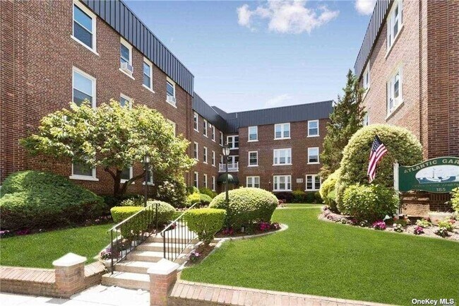 185 Atlantic Ave-Unit -C-1 in Lynbrook, NY - Building Photo - Building Photo
