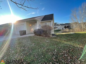 1325 Newfoundland Dr in Manhattan, KS - Building Photo - Building Photo