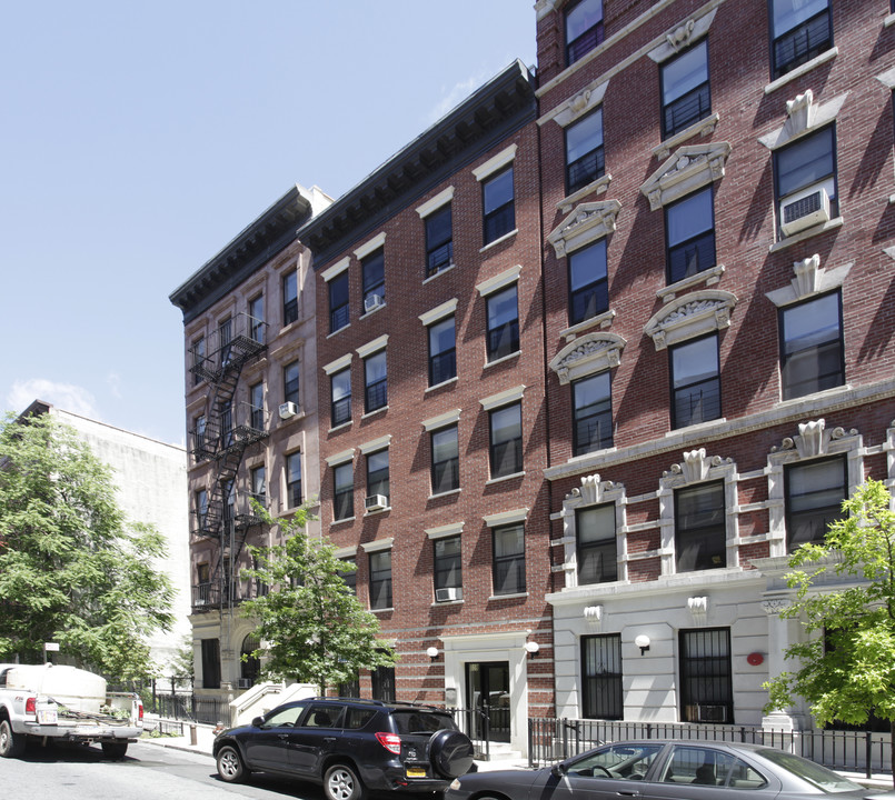 The postman in New York, NY - Building Photo