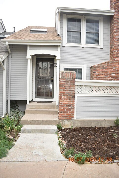 2890 W Long Cir in Littleton, CO - Building Photo