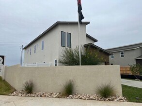 202 Deer Path Lp in Laredo, TX - Building Photo - Building Photo