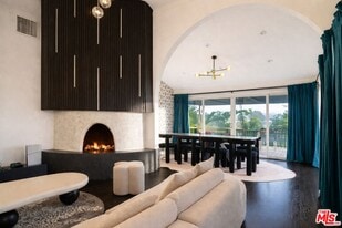 8810 Hollywood Blvd in Los Angeles, CA - Building Photo