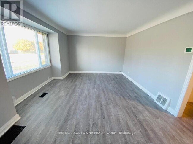 2362 Rebecca St in Oakville, ON - Building Photo - Building Photo
