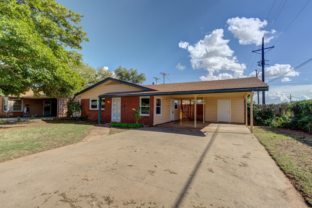 1702 E 2nd St in Lubbock, TX - Building Photo