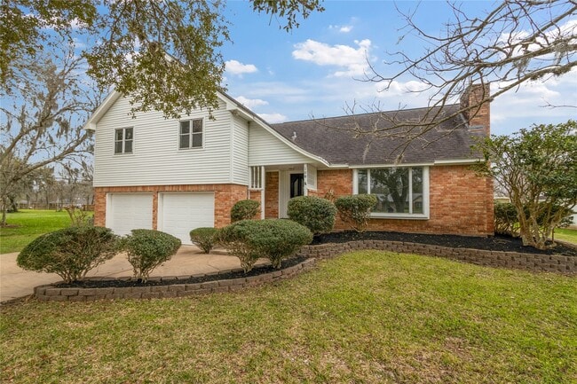 108 Woodland Rd in Lake Jackson, TX - Building Photo - Building Photo