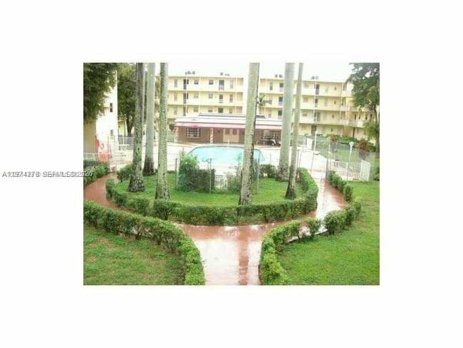 2800 NW 56th Ave in Lauderhill, FL - Foto de edificio - Building Photo