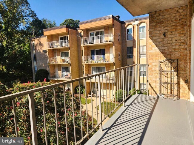 11915 Parklawn Dr-Unit -202 in North Bethesda, MD - Building Photo - Building Photo