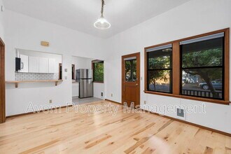 1229 SE 19th Ave in Portland, OR - Building Photo - Building Photo